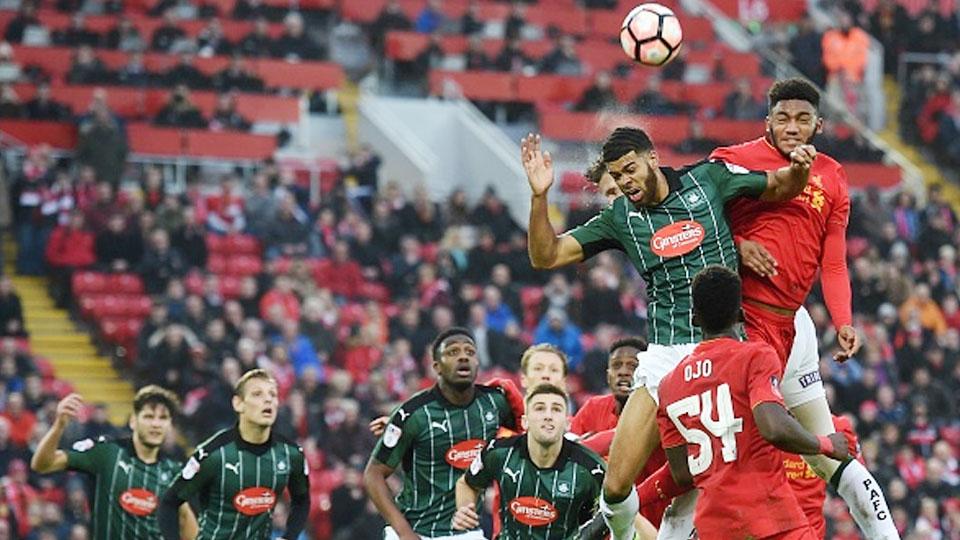 Joe Gomez (kanan) merebut bola dari Jake Jervis lewat sundulan. - INDOSPORT